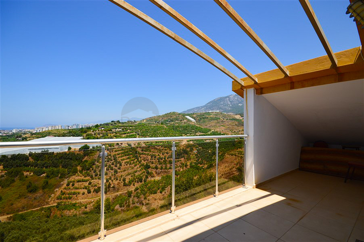 Villa in sita 4+1 with a small garden and sea and mountain views in the picturesque Kargicak area