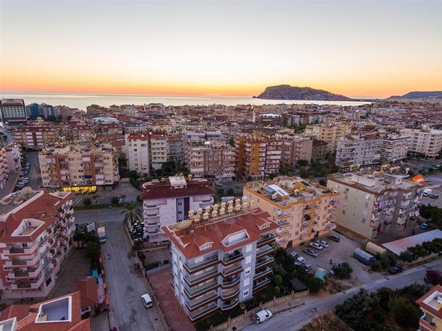 Cozy two-storey penthouse within walking distance to the sea with mountain views   