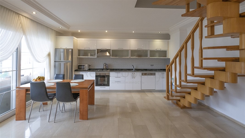 Cozy two-storey penthouse within walking distance to the sea with mountain views   