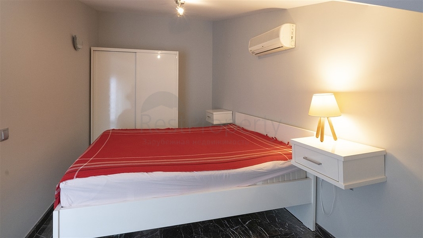 Cozy two-storey penthouse within walking distance to the sea with mountain views   