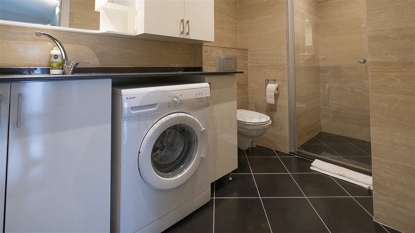 Cozy two-storey penthouse within walking distance to the sea with mountain views   