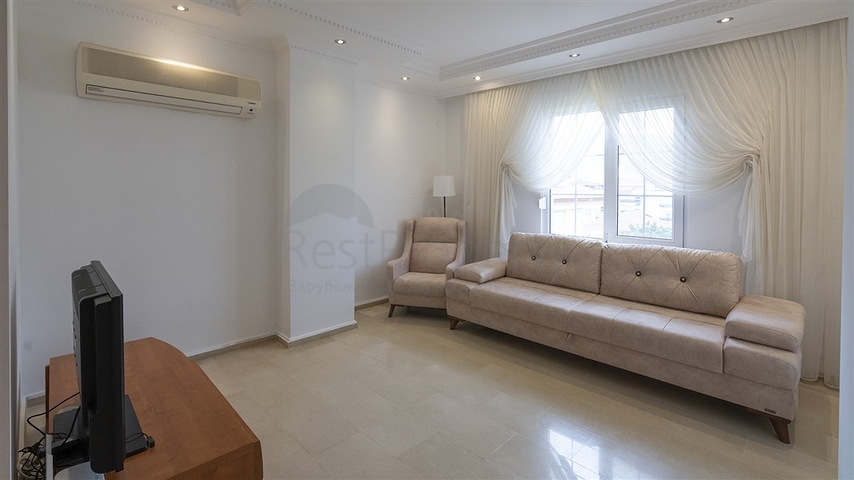 Cozy two-storey penthouse within walking distance to the sea with mountain views   