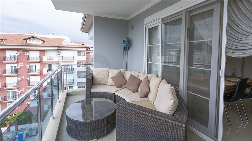 Cozy two-storey penthouse within walking distance to the sea with mountain views   