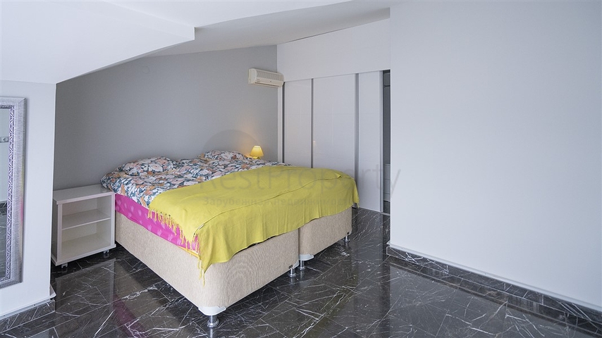 Cozy two-storey penthouse within walking distance to the sea with mountain views   