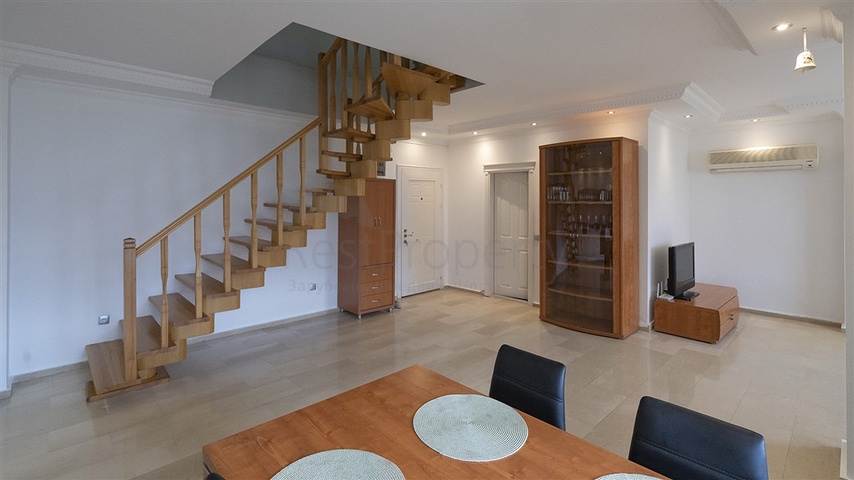 Cozy two-storey penthouse within walking distance to the sea with mountain views   