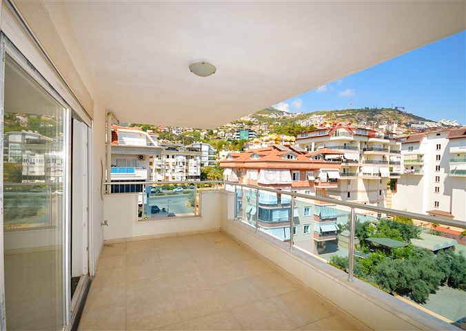 7+1 penthouse with separate kitchen in the center of Alanya