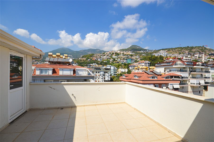 7+1 penthouse with separate kitchen in the center of Alanya
