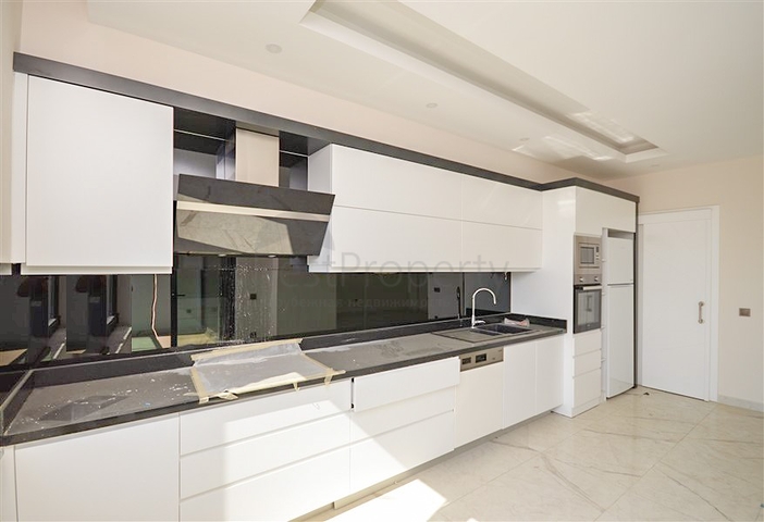 3+1 duplex penthouse with closed parking and sea view in Alanya