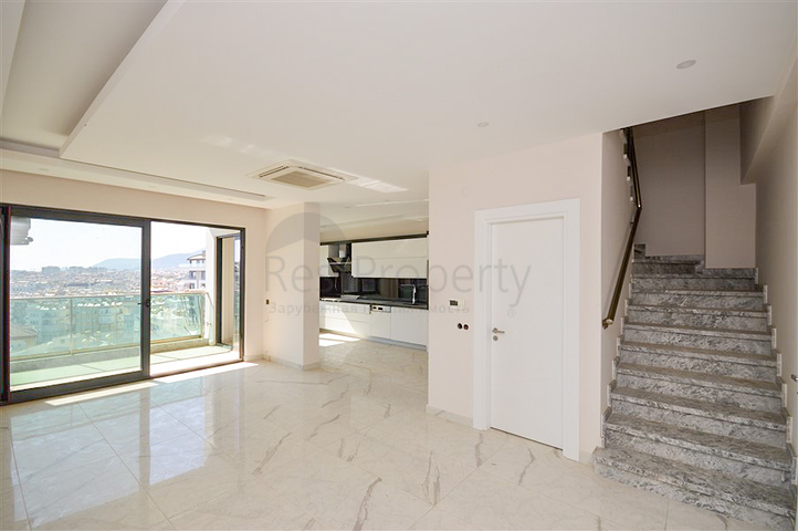 3+1 duplex penthouse with closed parking and sea view in Alanya