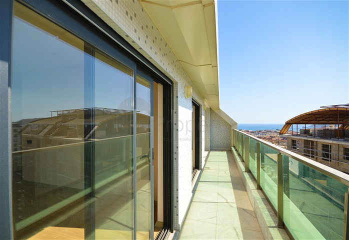 3+1 duplex penthouse with closed parking and sea view in Alanya