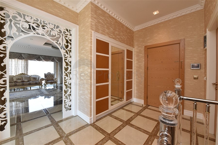 Royal 3+1 apartments in a hotel-type complex in Mahmutlar