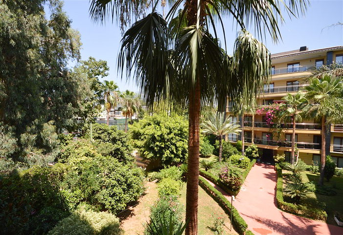 Apartment 2+1 on the first line in the center of Alanya