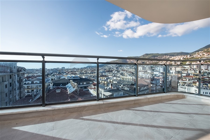 3+1 penthouse in the center of Alanya with stunning views