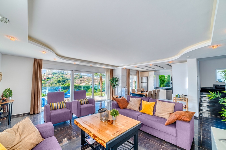 4+1 private villa with panoramic views in Kargicak area