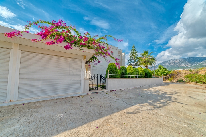 4+1 private villa with panoramic views in Kargicak area