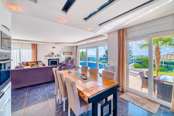 4+1 private villa with panoramic views in Kargicak area