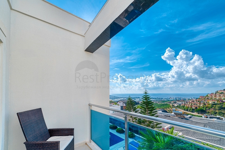 4+1 private villa with panoramic views in Kargicak area