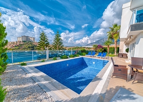 4+1 private villa with panoramic views in Kargicak area