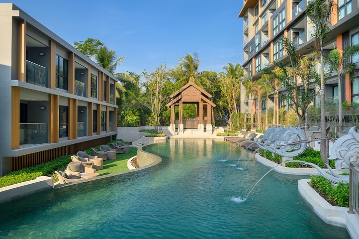 A hotel-type residential complex near the Surin beach