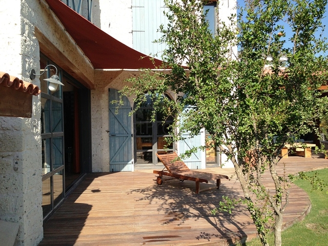 Villa with a large plot with a green garden in Alachaty