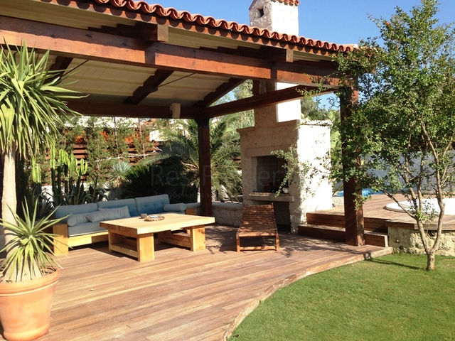 Villa with a large plot with a green garden in Alachaty