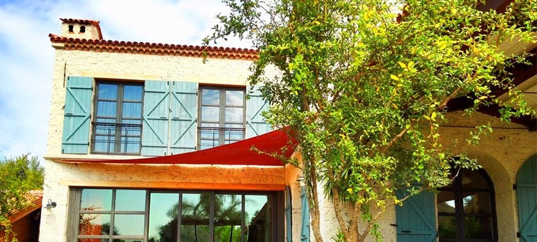 Villa with a large plot with a green garden in Alachaty