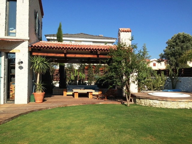 Villa with a large plot with a green garden in Alachaty