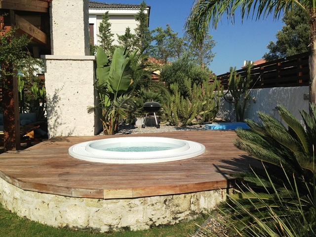 Villa with a large plot with a green garden in Alachaty