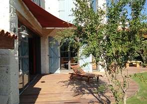 Villa with a large plot with a green garden in Alachaty