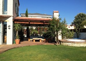 Villa with a large plot with a green garden in Alachaty