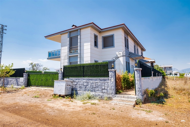 5+1 villa in Doshemealti - Antalya area 