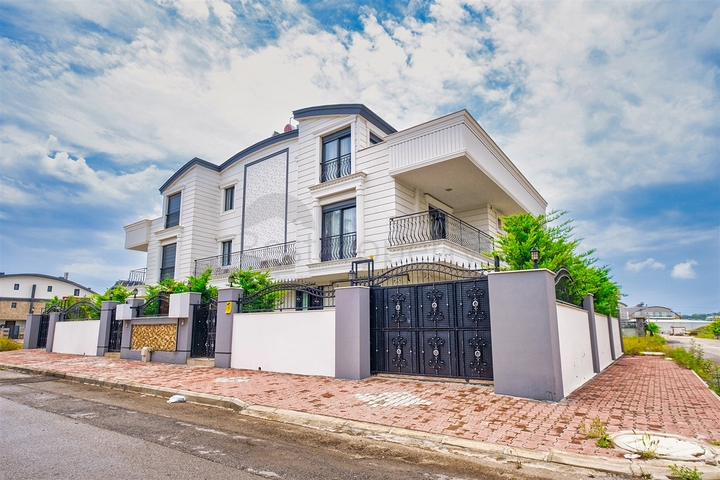 5+1 villa in Guzeloba - Antalya neighborhood 