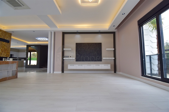 5+1 villa in Doshemealti - Antalya area 