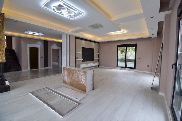 5+1 villa in Doshemealti - Antalya area 