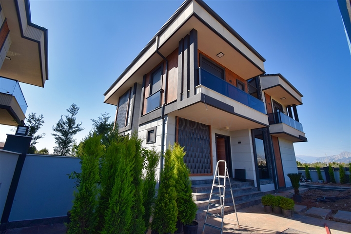 5+1 villa in Doshemealti - Antalya area 