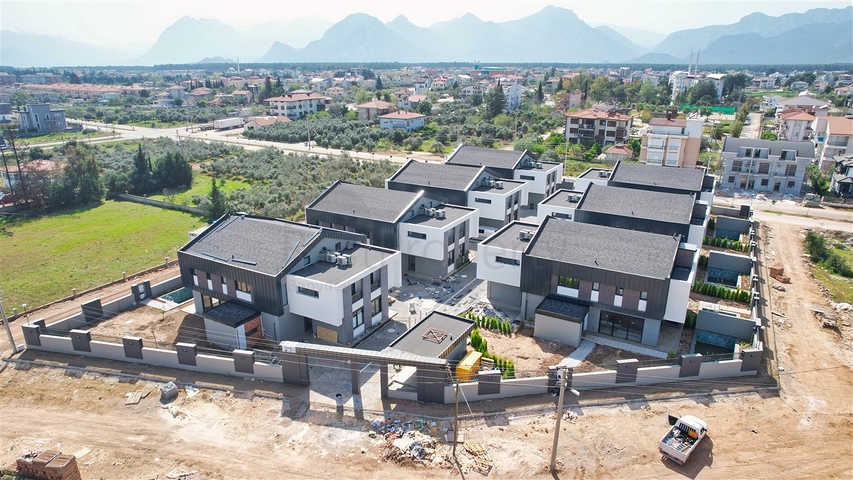 Villas in a 4+1 complex in the Doshemealti - Antalya area 