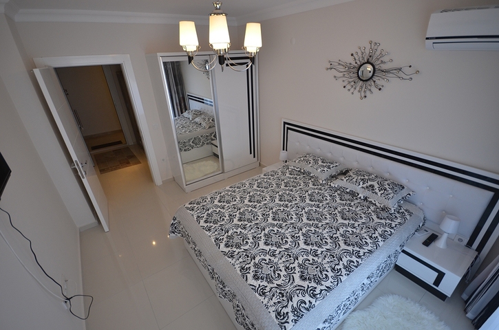 Large 1+1 apartment in the center of Oba district, just 100 meters from the sea 