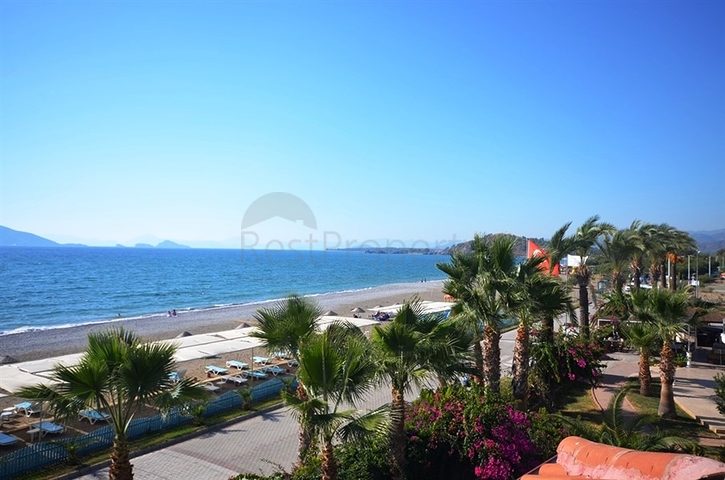 Villa with private beach and direct sea view