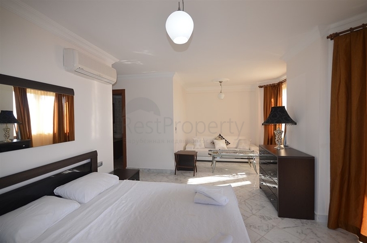 Villa with private beach and direct sea view