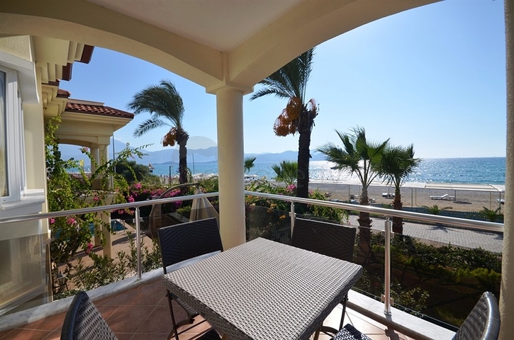 Villa with private beach and direct sea view