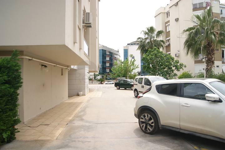 Penthouse 2 + 1 with access to the garden in a complex 500 m from the sea