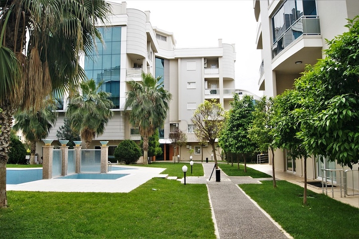 Penthouse 2 + 1 with access to the garden in a complex 500 m from the sea