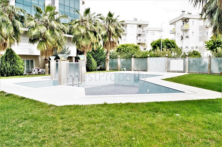 Penthouse 2 + 1 with access to the garden in a complex 500 m from the sea