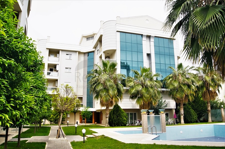 Penthouse 2 + 1 with access to the garden in a complex 500 m from the sea