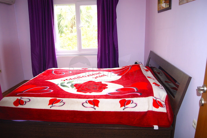 Penthouse 2 + 1 with access to the garden in a complex 500 m from the sea