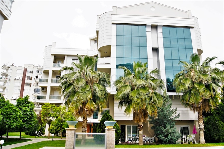 Penthouse 2 + 1 with access to the garden in a complex 500 m from the sea