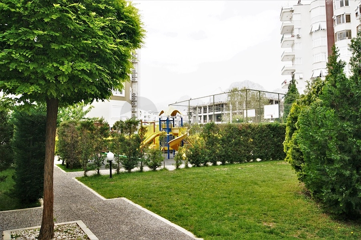 Penthouse 2 + 1 with access to the garden in a complex 500 m from the sea