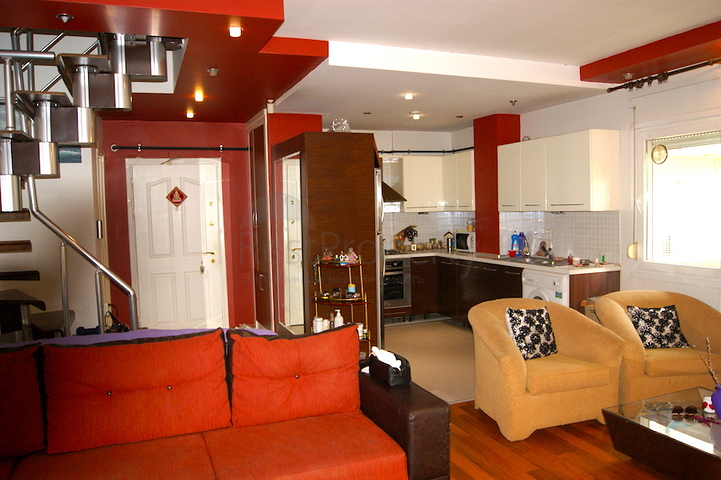 Penthouse 2 + 1 with access to the garden in a complex 500 m from the sea