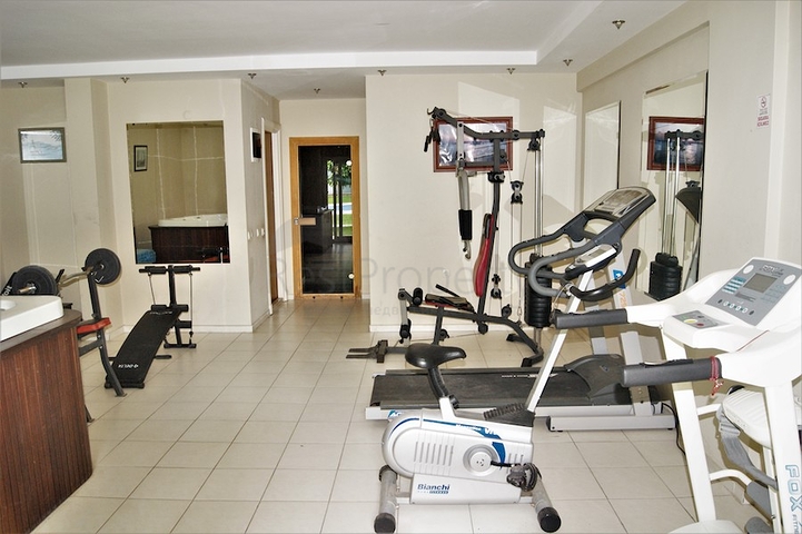 Penthouse 2 + 1 with access to the garden in a complex 500 m from the sea