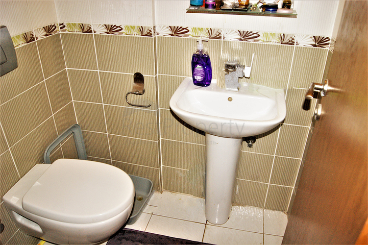 Penthouse 2 + 1 with access to the garden in a complex 500 m from the sea